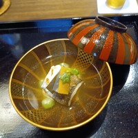 高槻 天野 - 椀物(トウモロコシの真丈に焼いたカマス)