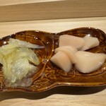 鮨 こん藤 - 左はセロリのガリ