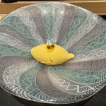 鮨 こん藤 - 宮崎マンゴーのアイスクリーム 上にパッションフルーツ