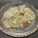 鮨 こん藤 - 水貝（昆布出汁の上に真ツブ貝、酢橘）