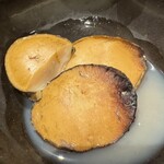 鮨 こん藤 - 調味料使わず蒸し上げた鮑