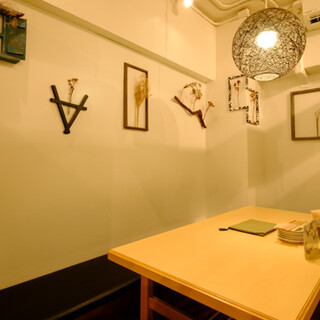 落ち着いた和モダン空間は、デートやご宴会など幅広く◎半個室有