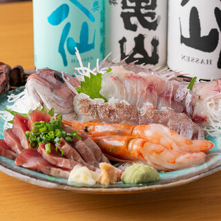 鮮魚の刺身盛りや厳選素材の唐揚げなど居酒屋定番メニューが充実