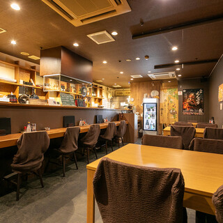 温かみある照明と広い席◆家族利用や貸切にも便利な店内