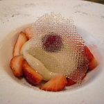 苺のマリネと甘草入りカスタード