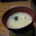 大衆酒場　ハナマル - 味噌汁付いています。