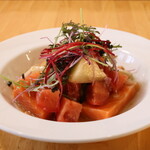 ビストロ ガヴロッシュ - サーモンのミキュイとフルーツトマト、桃のサラダ仕立て