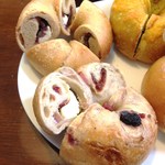 HAPPY BAGEL - 名前を忘れましが・・・ミックスベリーとクリームチーズ、あずきにバター