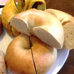 HAPPY BAGEL - プレーンアップ、奥はキーマカレー