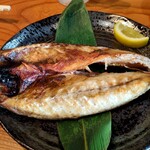 焼鳥 あばれん坊 - 笹の葉　干物のサバ　中骨以外は全部食べれた。ご飯か欲しくなります。