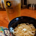 焼鳥 あばれん坊 - 生ビールとお通しはそうめんでした。