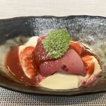 ビストロスリール - パンナコッタベリーソースカシスソルべ添え