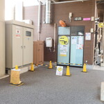 ラーメン二郎 - 店外のウェイティングスペース