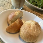 ビーチエンド カフェ - ほかほか温かなパン2種