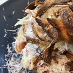 ビーチエンド カフェ - パンチある甘酢のナスに、茗荷たっぷり。フライドオニオンが嬉しい。パスタは細めのきしめんみたいな生パスタかな、モチモチ！