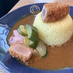 ビーチエンド カフェ - 三崎マグロのカレーライス。可愛いお皿はポルトガル製