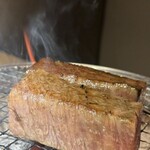 炭火和牛焼肉もうもう亭 - まぶしのお肉はを目の前で仕上げてくれます