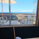 ビーチエンド カフェ - 緩やかに涼しい店内から真夏の綺麗な海を眺めることができます
