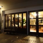 エス小林 - 一面ガラス張りの外観