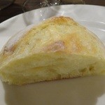 エス小林 - 表面はカリッ、中は大きな気泡が幾つもあいているのが特徴的で水分を含んだ生地はシットリモッチリ食感
      噛みしめると小麦の旨味と甘みが口の中にゆっくりと広がっていきます。