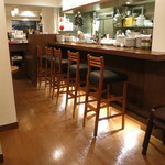 IBAIA - 中はテーブル4席とカウンター5席のこぢんまりしたお店。