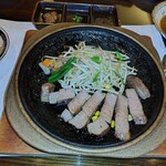 志喜亭 - ステーキ　自分はよく焼きが好きなので　この様な形に