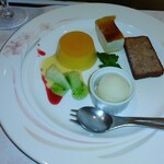 志喜亭 - マンゴーのババロア　カタラーナ　ブルーベリーのスポンジケーキ　ライチのシャーベット　メロン