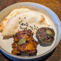 SPICE LAB TOKYO - ナン2枚、左下がチキンテッカ、右下がラムチャブリケバブ