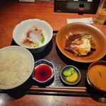 晴快荘 - 刺身定食 ぶり頭煮付(税込1,200円)