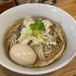 中華蕎麦 はざま - スープ飲んで見てほしい。心洗われるうまさ。麺を啜る、噛まない、直接喉に持ってっちゃう。ごっくんすると…！