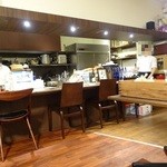 エス小林 - オープンキッチンスタイルの厨房