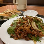 上海本格料理　喜福園 - 料理写真:上海風香辣イカ炒め＆福園特色エビパン