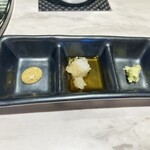 和牛鉄板割烹 シンラ - ステーキのソース(キャビアマスタード・おろしポン酢・西洋ワサビ)