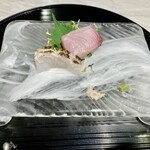 和牛鉄板割烹 シンラ - 本日の鮮魚①(鯛の炙りと鰤)