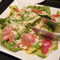 MAIMON GINZA - ロメインレタスとハモンセラーノのシーザーサラダ
