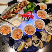 MAIMON GINZA - オイスターオーシャンプラッター
                    ～国産生牡蠣、サーモンマリネとクスクスのショットサラダ、タコのバルサミコセビーチェ
                    ムール貝のレモングラス煮、彩野菜のバーニャカウダ～