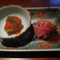 中目黒 若狭 - 牛タンとヒレ、その下にナス