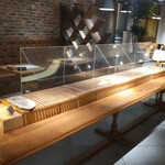 FROMA YORKYS CHEESE RESTAURANT&BAR - ランチタイムには、こちらのテーブルいっぱいに食べごろのチーズが並びます