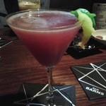 バー・バーンズ - グラスの縁のフルーツで作ったマスコット