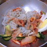 元山麺屋 - 咸興冷麺(ピリ辛混ぜ冷麺)(ハムンネンミョン)　10,000ウォン。麺は目の前で店員さんがハサミで切ってくれます( ´ ▽ ` )ﾉ