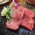 炭火焼肉 ホルモン にく式 - 並タン　上タン