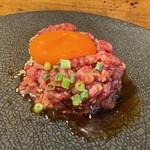 炭火焼肉 ホルモン にく式 - 牛肉ユッケ