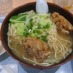 空港食堂 - 麺は細麺、ゆでキャベツとネギがのってます