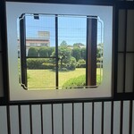 カフェ 閑居 - 座席から見える庭