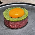 焼肉うしごろ - 青唐辛子の和牛ユッケのアップ