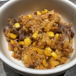 焼肉うしごろ - 和牛とトウモロコシの石焼ガーリックライスが出来上がり