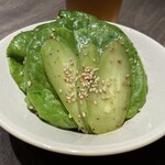 焼肉うしごろ - うしごろサラダは、サラダ菜ときゅうりにドレッシングがかかっている
      さっぱりしていて、野菜自体が美味しく、ドレッシングともマッチしていました