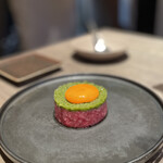 焼肉うしごろ - 青唐辛子の和牛ユッケは、まず見た目がきれい✨
      お店の方に、混ぜてもらい、それぞれの皿へ
      口の中に入れたら、牛の旨味とピリッと辛い青唐辛子が最高でした