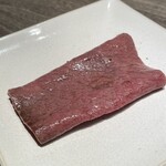 焼肉うしごろ - 赤身のクリを、さっさっと焼いてもらい、皿へ