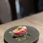 焼肉うしごろ - 和牛と車海老の手巻きも、まず見た目がきれい✨
      海苔で巻いて、一口で口の中へ
      牛と車海老がすごく合っていて、めっちゃ旨い